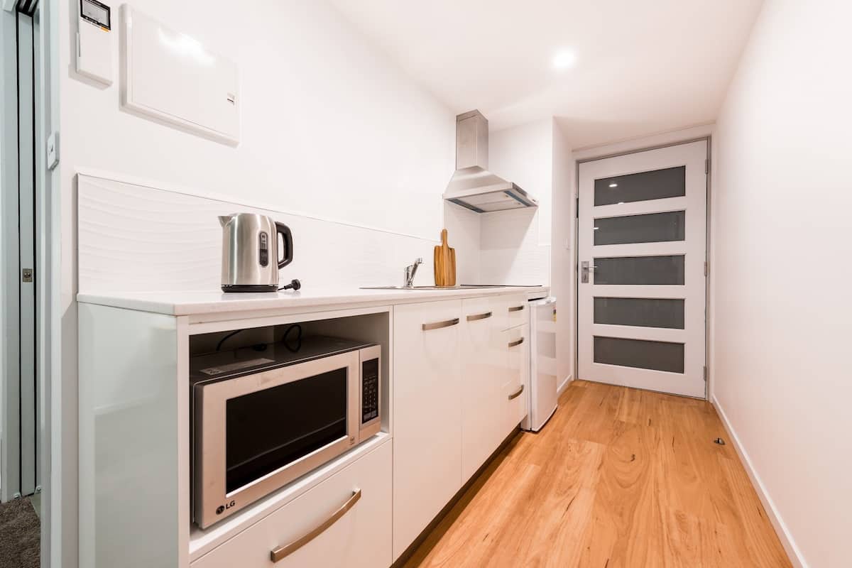 Estudio de lujo, vista al río | Cocineta privada | Refrigerador, microondas, parrilla de estufa y tetera eléctrica