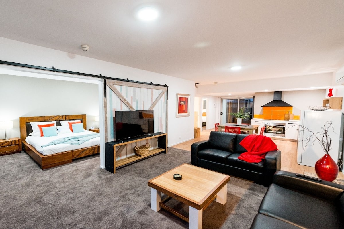 Departamento ejecutivo, 2 habitaciones, 2 baños, vista al río | 1 habitación, ropa de cama de alta calidad y edredón