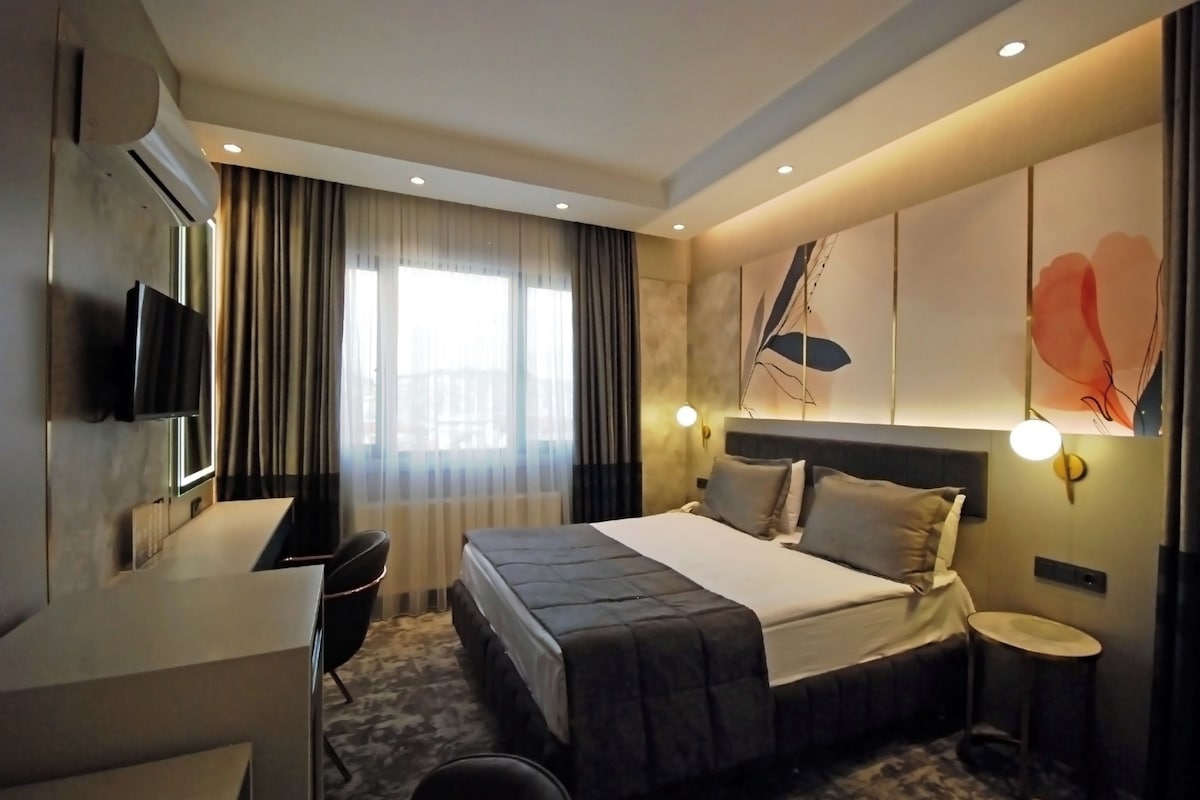 Deluxe French Double Room, City View | Minibar, schallisolierte Zimmer, kostenloses WLAN, Bettwäsche