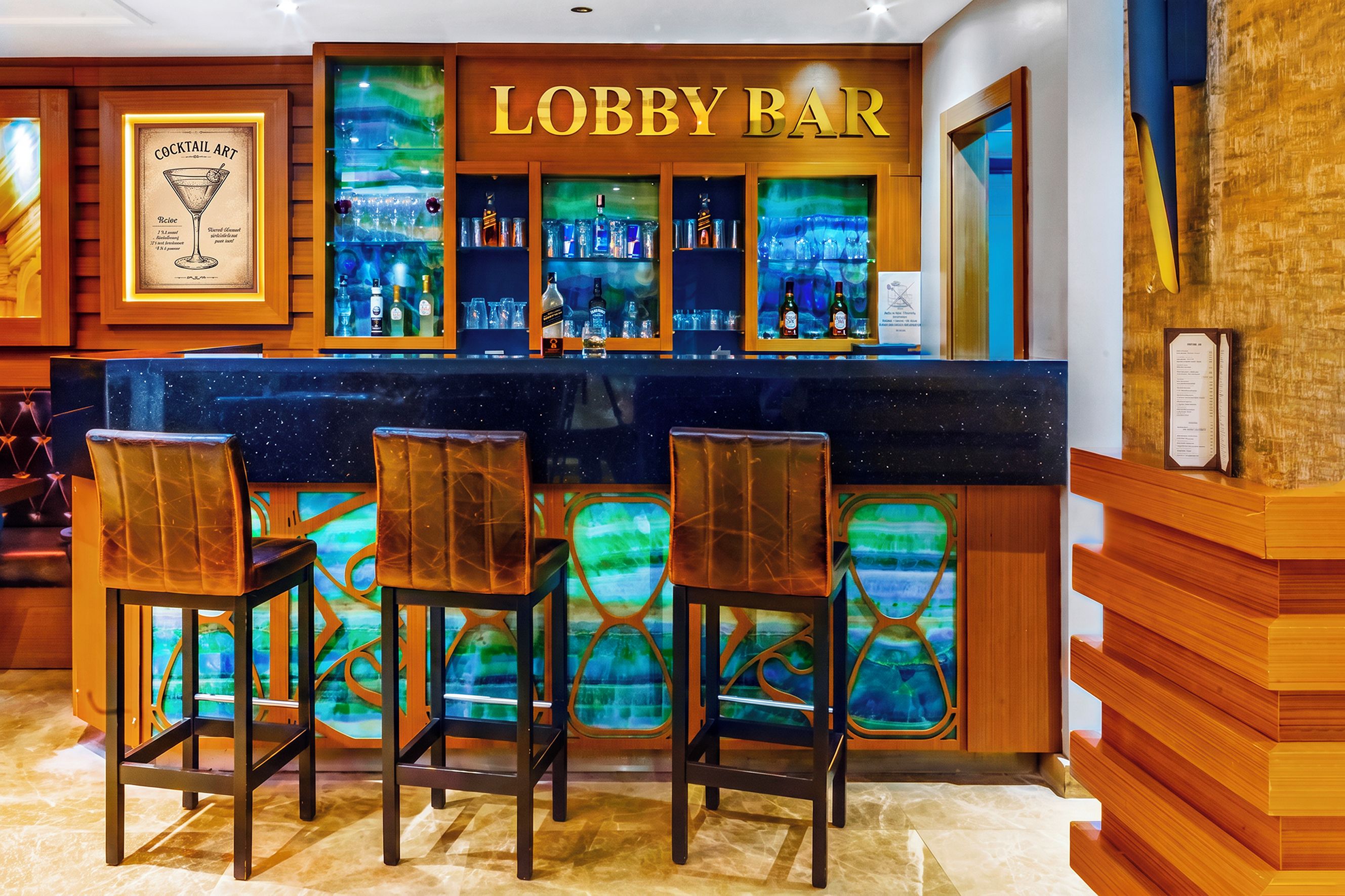 Un bar en el vestíbulo con una barra de madera, taburetes y una obra de arte con temática de cócteles enmarcada.
