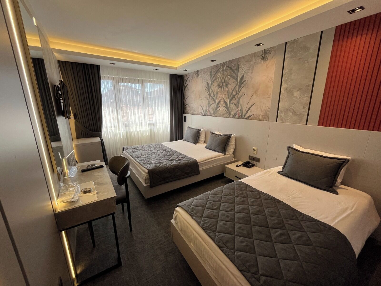 Family Room | Minibar, in-room safe, desk, soundproofing