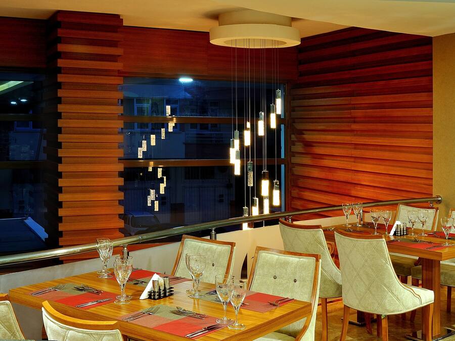 Café da manhã com buffet grátis todos os dias