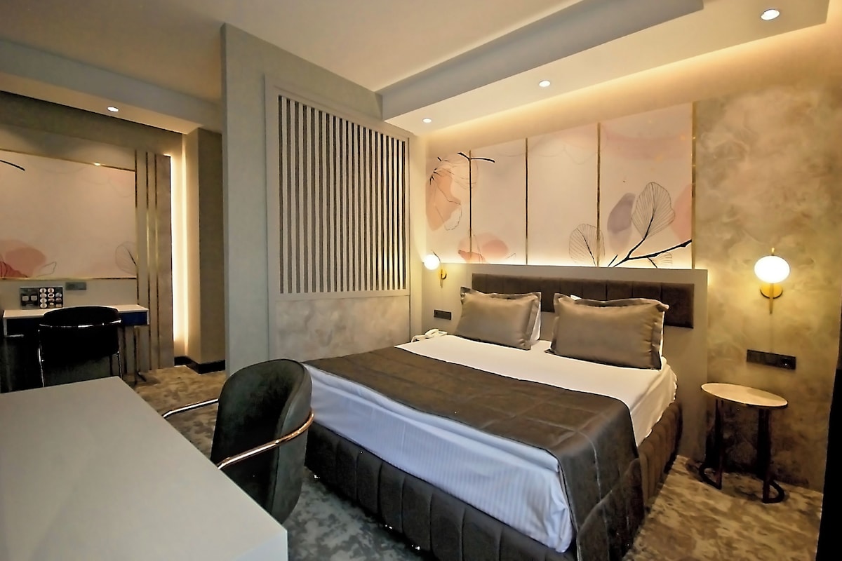King Suite, City View | Minibar, schallisolierte Zimmer, kostenloses WLAN, Bettwäsche