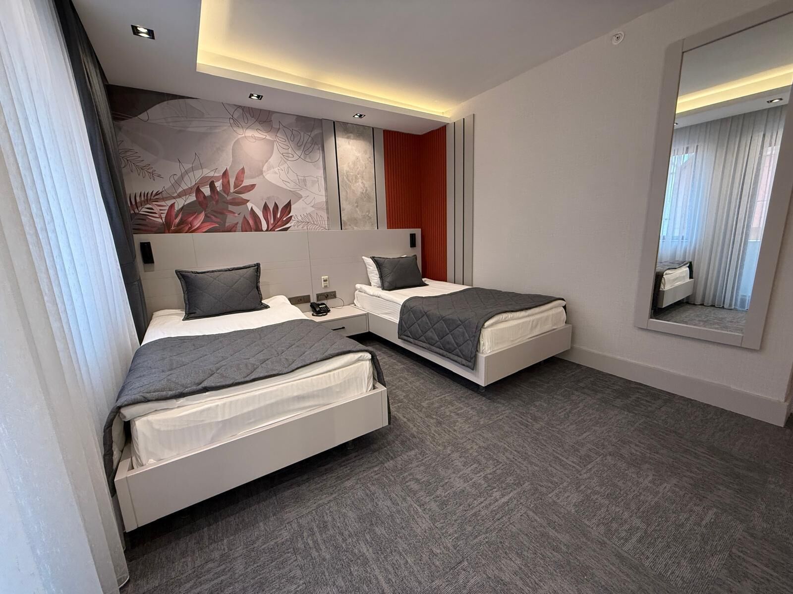 Deluxe Twin Room | Minibar, in-room safe, desk, soundproofing