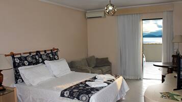 Minibar, escritorio, cortinas blackout y tabla de planchar con plancha