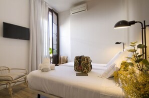 Double Room, Balcony | In-room safe, blackout drapes, soundproofing, iron/ironing board - Som Nit Born (Barcelona)