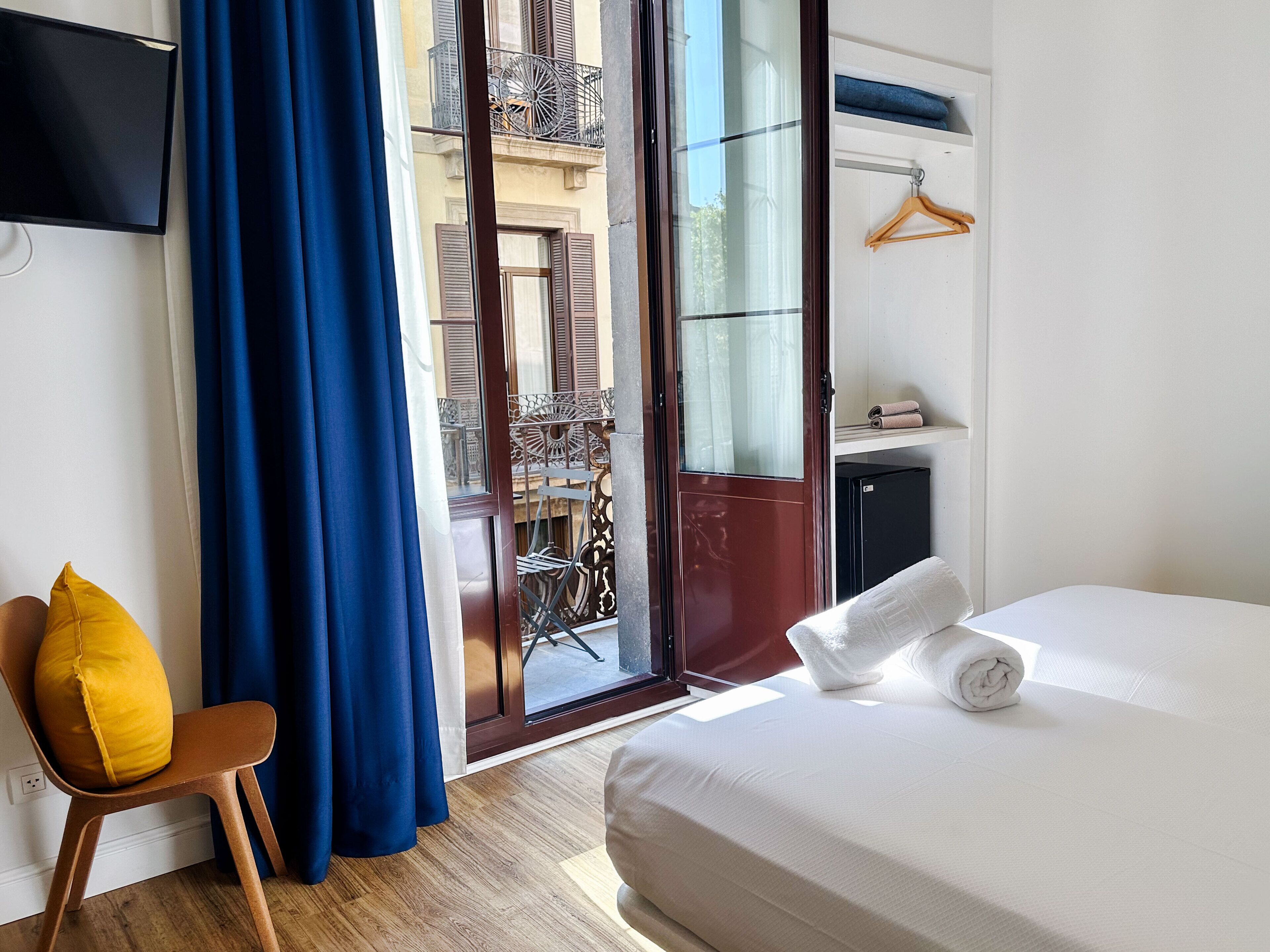 Tweepersoonskamer, balkon | Een kluis op de kamer, verduisterende gordijnen, geluiddichte muren