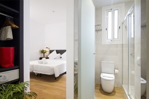 Standaard kamer, 1 twee- of 2 eenpersoonsbedden | Badkamer | Een douche, gratis toiletartikelen, een haardroger, handdoeken