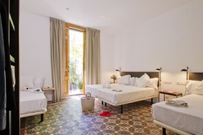 Family Room, Balcony | In-room safe, blackout curtains, iron/ironing board, free WiFi - Som Nit Triomf (Barcelona)