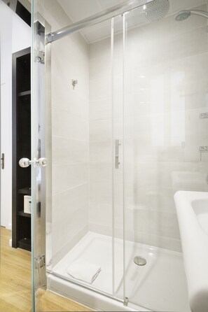 Douche, articles de toilette gratuits, sèche-cheveux