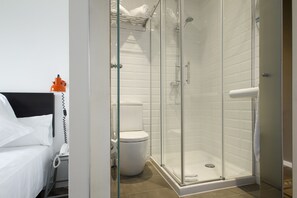 Standard Double or Twin Room | Bathroom