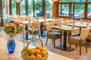 Breakfast, lunch, dinner served; local and international cuisine