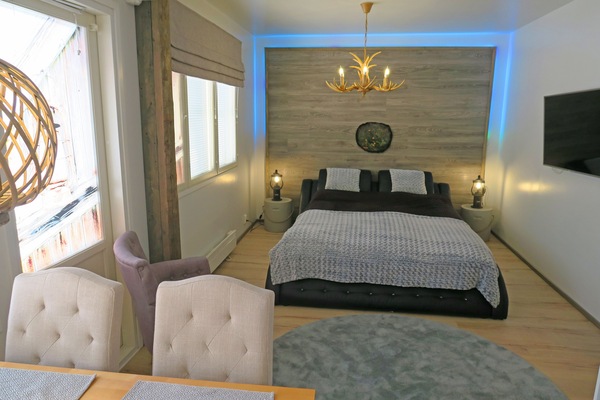 Romantisches Apartment, 1 Schlafzimmer, Sauna | Wohnzimmer | 50-Zoll-Flachbildfernseher mit Kabelempfang, Smart-TV