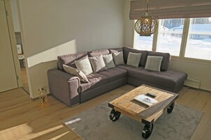 舒适公寓, 2 间卧室, 桑拿浴 | 客厅 | 50-英寸纯平电视 （配备有线频道）、智能电视