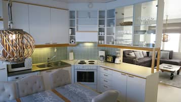 Departamento Confort, 2 habitaciones, sauna | Cocina privada | Refrigerador con congelador, microondas, horno y parrilla de estufa