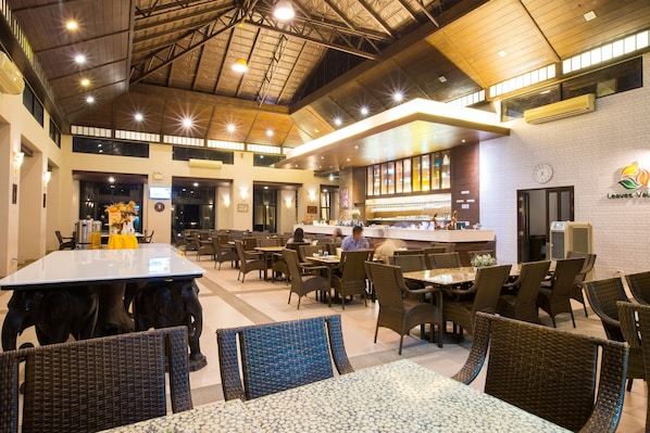 Breakfast, lunch, dinner served; Thai cuisine