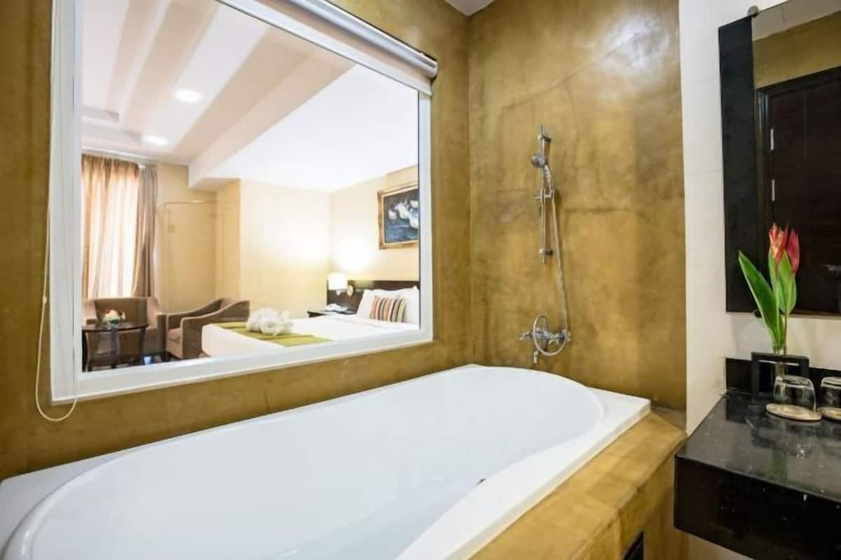 Separate tub and shower, deep soaking tub, free toiletries, hair dryer