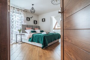 Deluxe Apartment | In-room safe, individually decorated, iron/ironing board, free WiFi