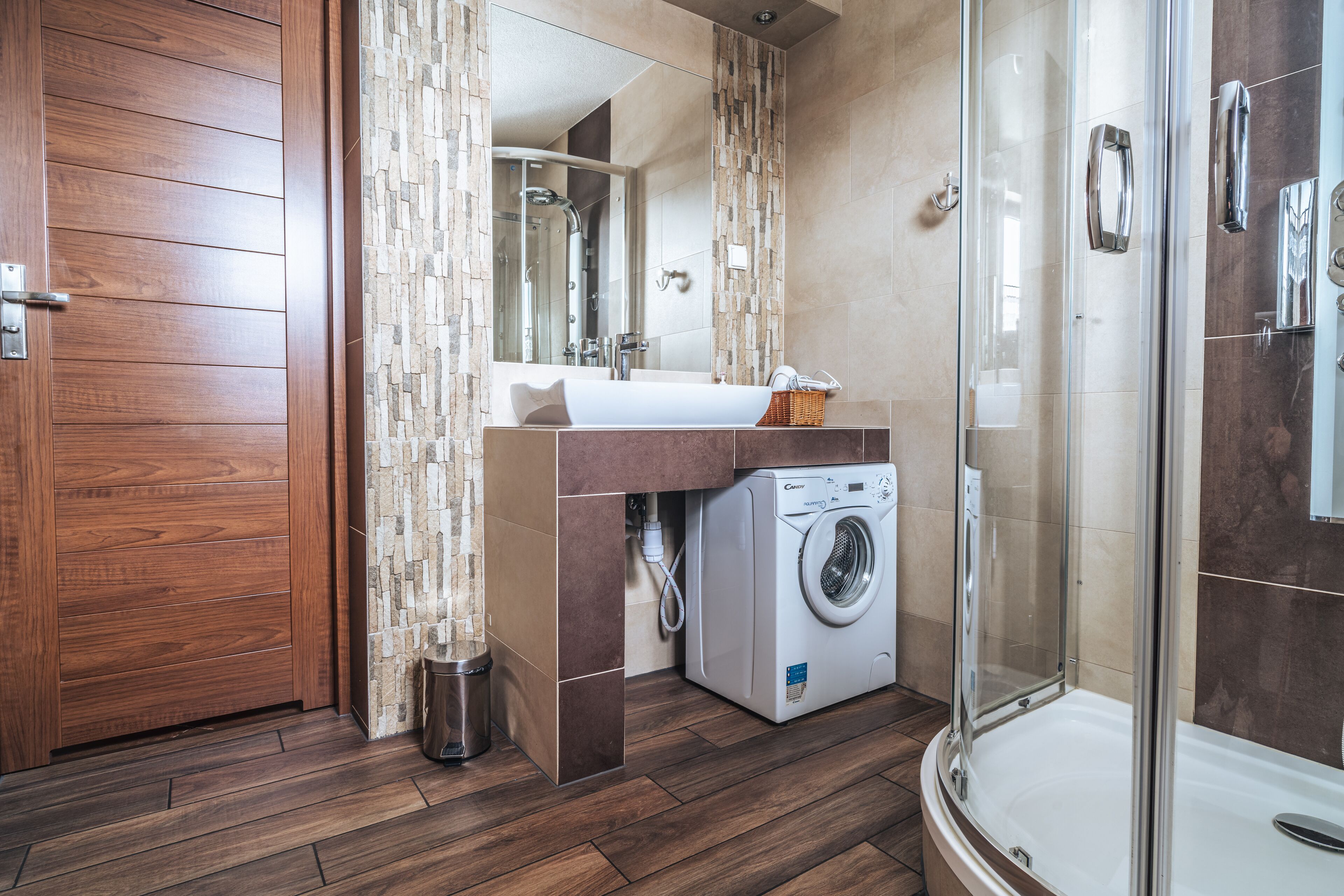 Deluxe-Apartment | Badezimmer | Dusche, Haartrockner, Handtücher, Toilettenpapier