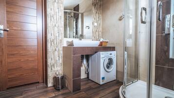 Deluxe-Apartment | Badezimmer | Dusche, Haartrockner, Handtücher, Toilettenpapier