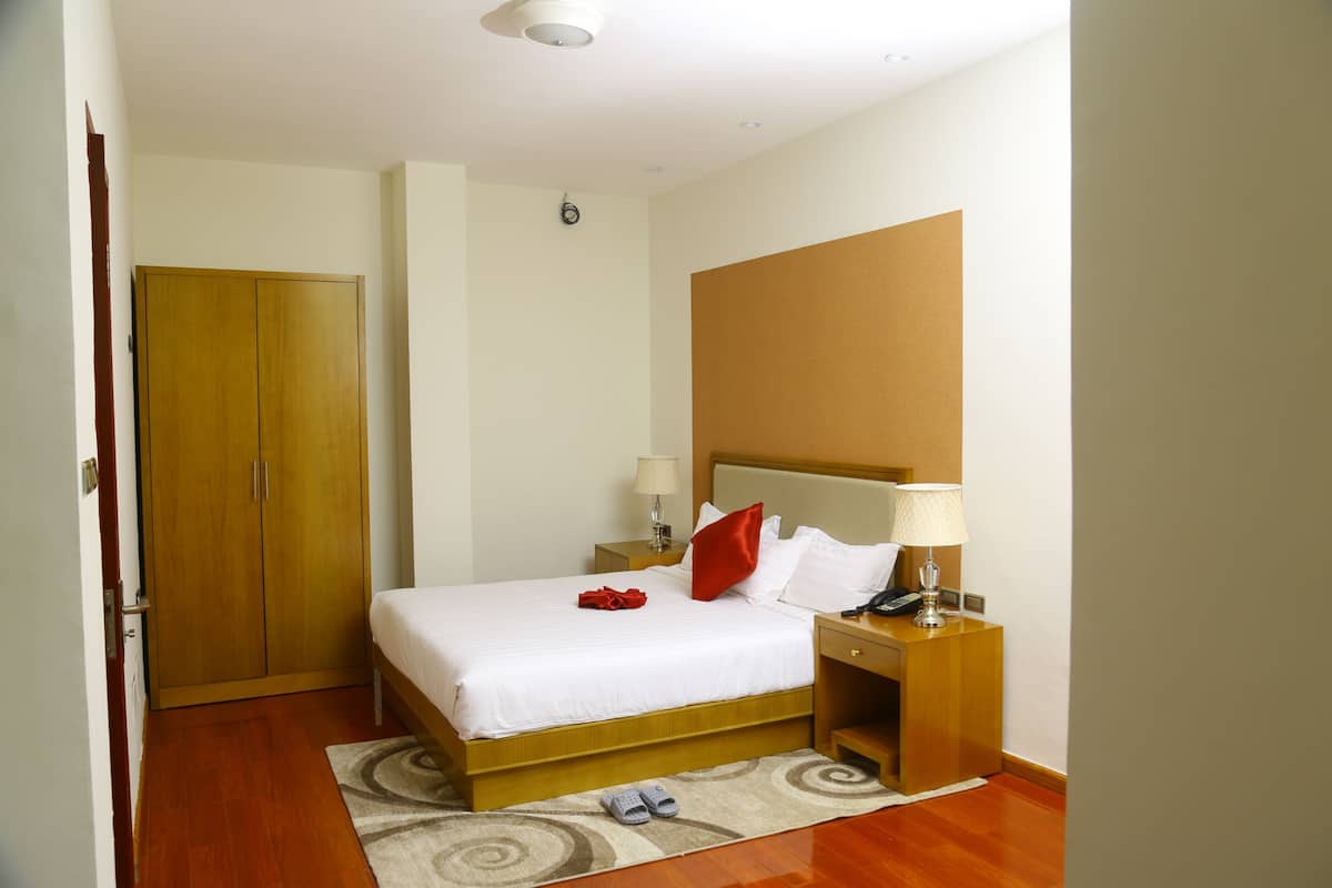 premium bedding, minibar, in-room safe, desk