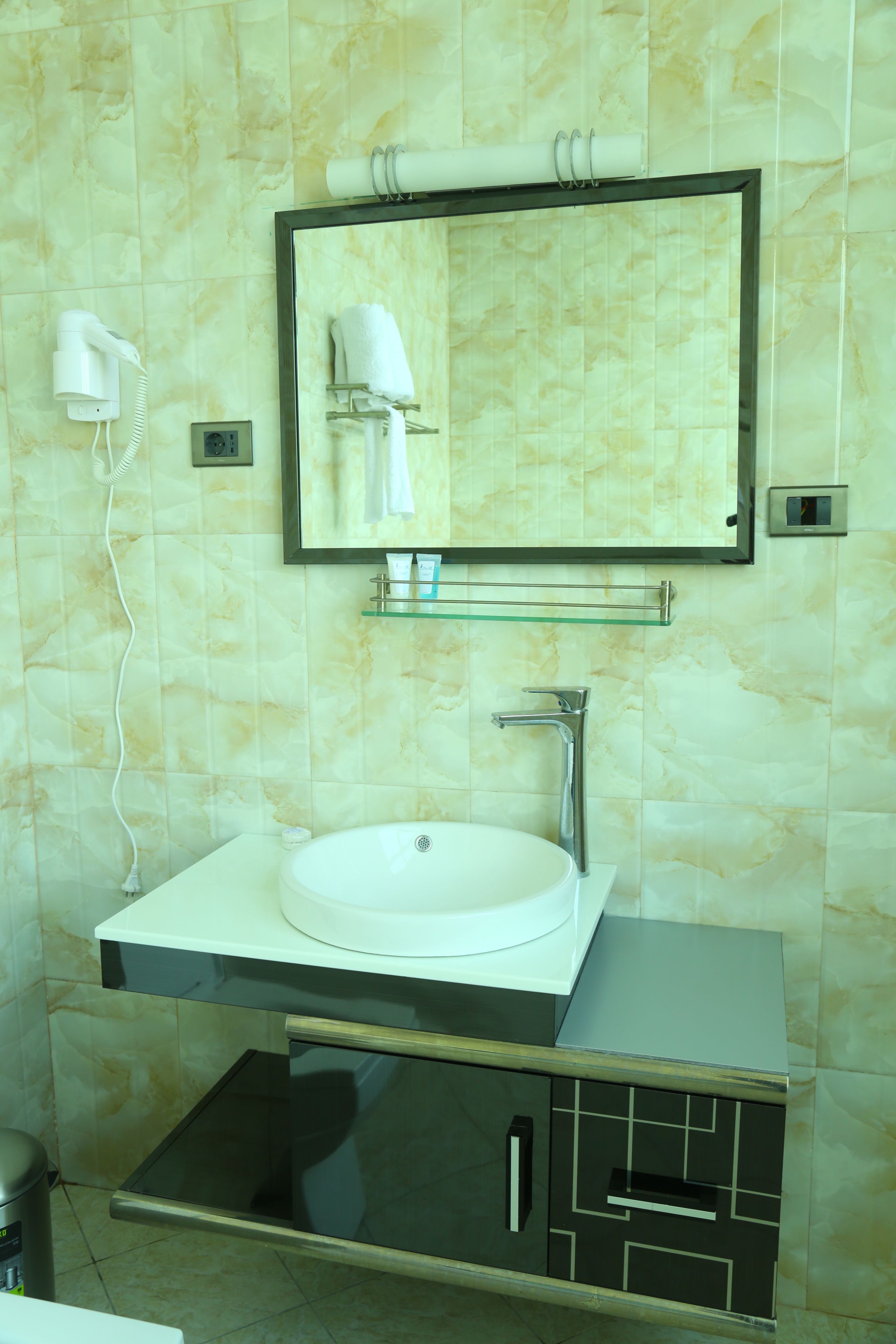 deluxe room, 1 king bed, accessible, lake view | bathroom | combined shower/bathtub, designer toiletries, hair dryer, slippers