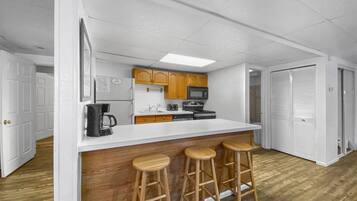 Condo, 2 habitaciones | Cocina privada | Refrigerador, microondas, horno y lavavajillas