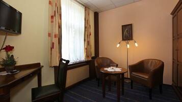 Double Room | In-room safe, desk, free cribs/infant beds, free WiFi