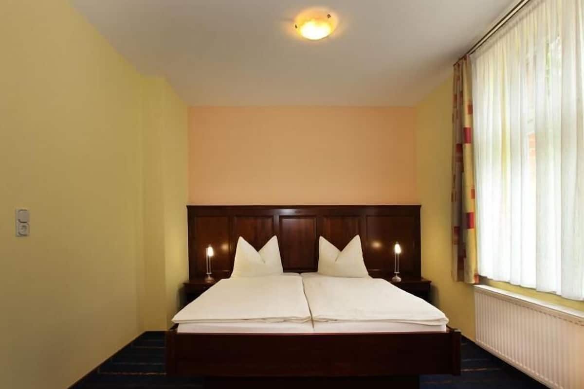 Double Room | In-room safe, desk, free cribs/infant beds, free WiFi
