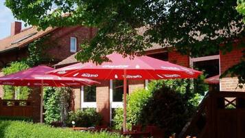 Breakfast, lunch, dinner served; local and international cuisine