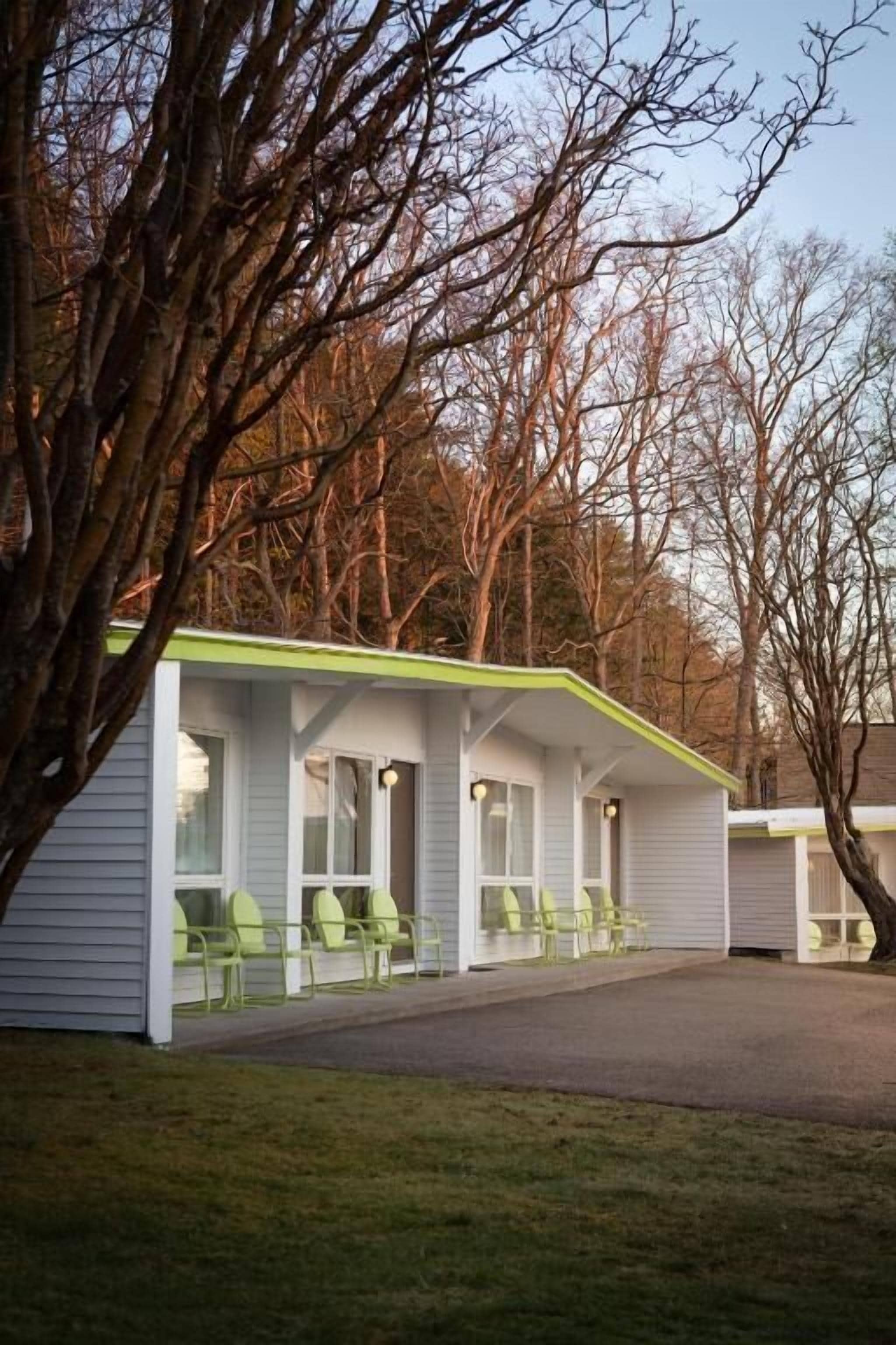 Un motel doté d’une véranda et de plusieurs chaises.