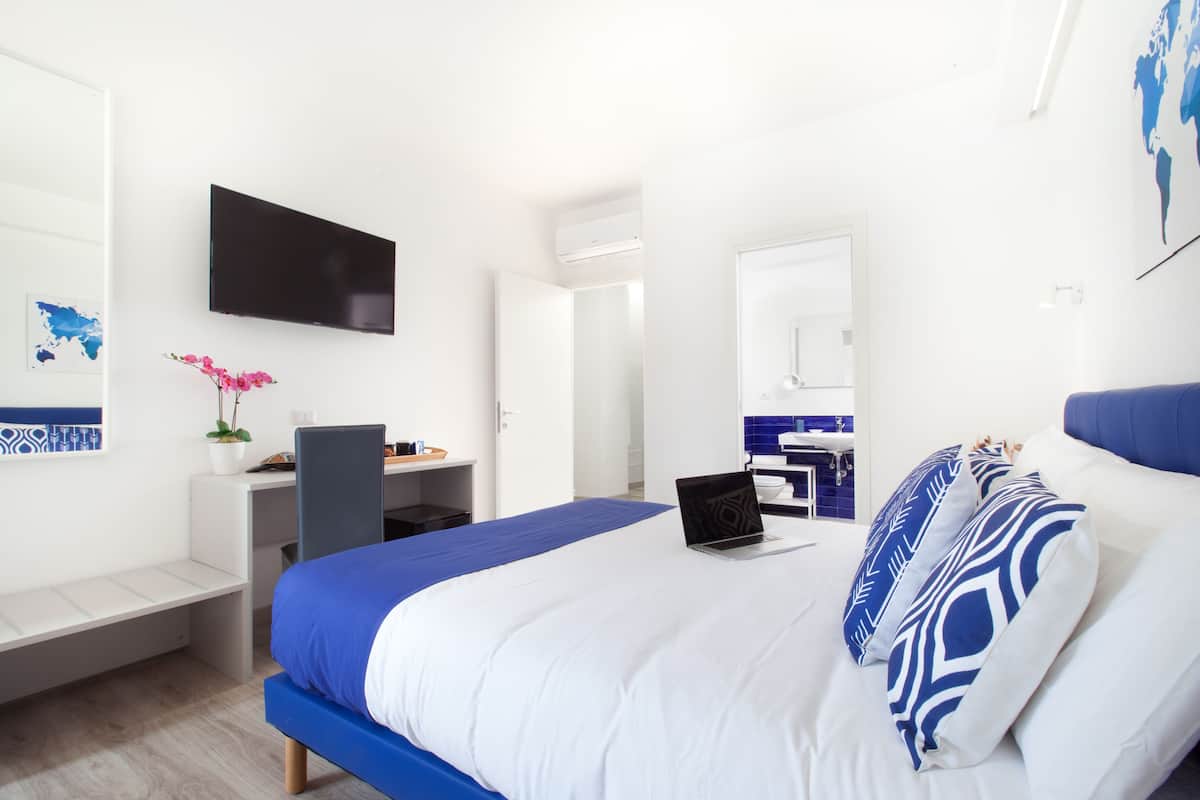 Deluxe Double Room | Minibar, in-room safe, desk, laptop workspace