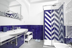 Junior Triple Room | Bathroom | Shower, rainfall showerhead, free toiletries, hair dryer - Sirocco Suites (Sant'Agnello)