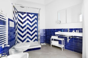 Deluxe Double Room | Bathroom | Shower, rainfall showerhead, free toiletries, hair dryer - Sirocco Suites (Sant'Agnello)