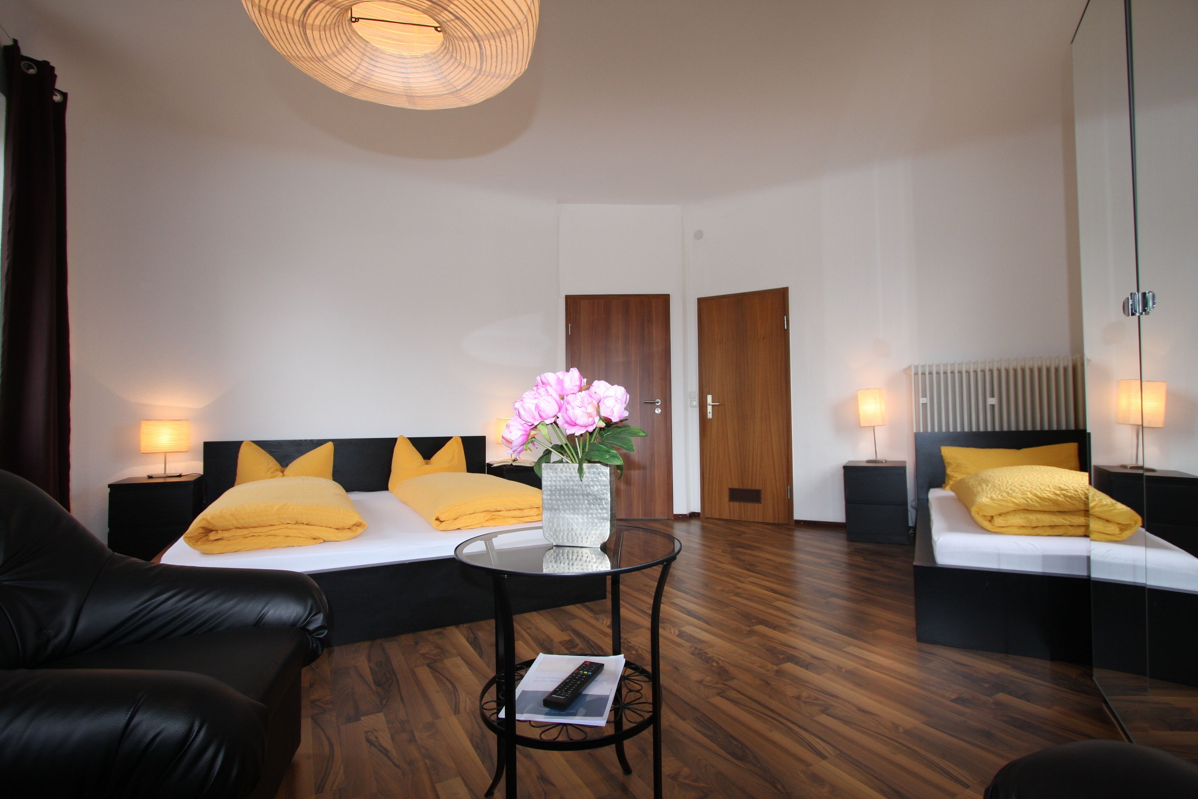 Kolmen hengen huone | Allergiatestatut vuodevaatteet, yksilöllisesti sisustettu, työpöytä