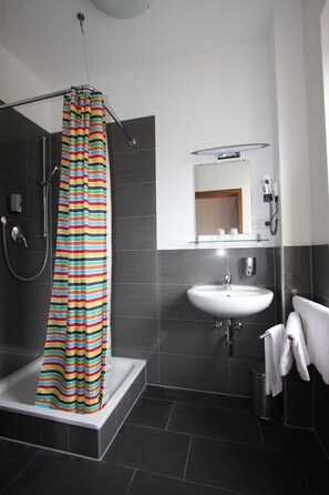 Een douche, gratis toiletartikelen, een haardroger, handdoeken