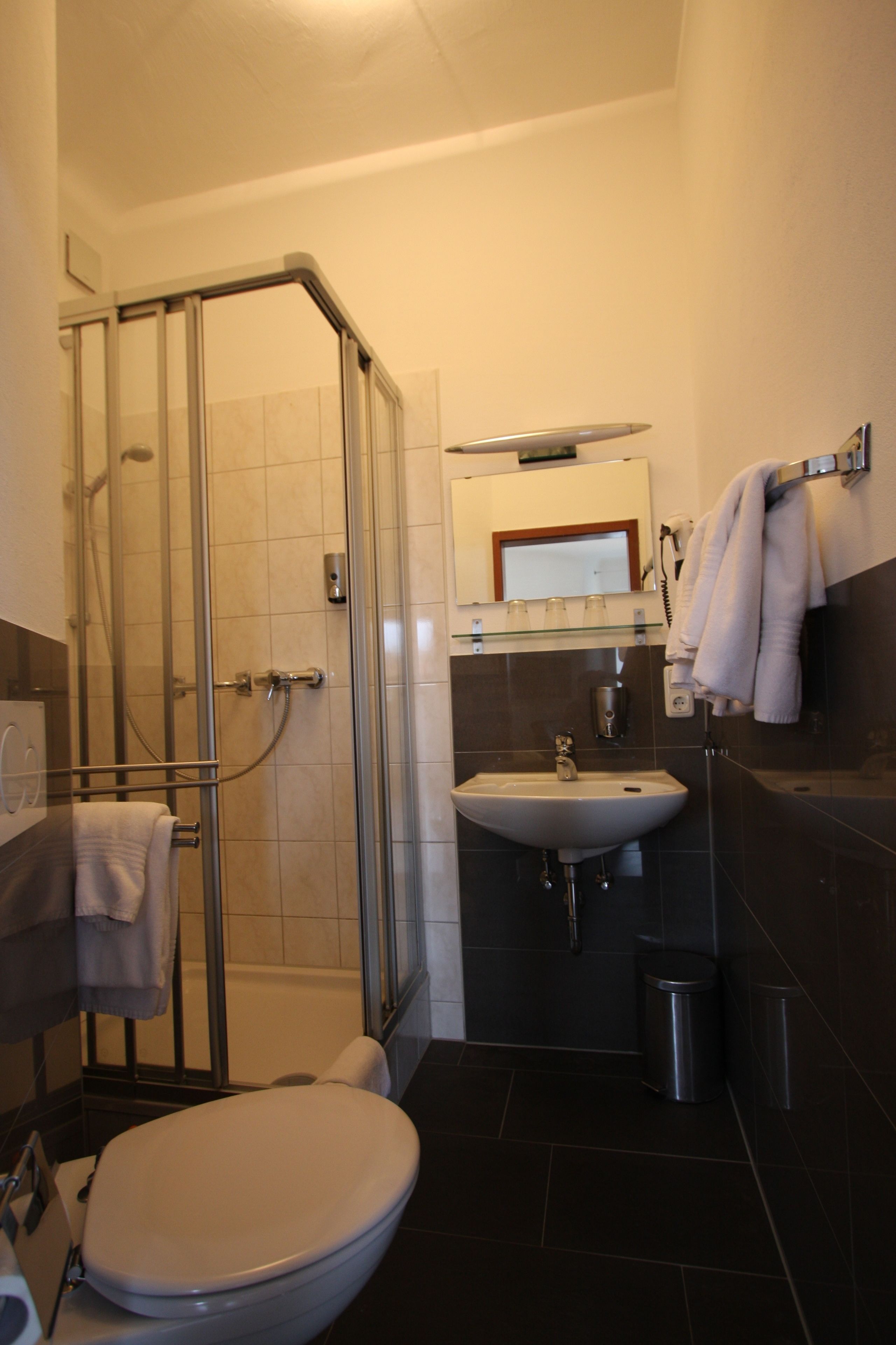triple room | bathroom | shower, free toiletries, hair dryer, towels