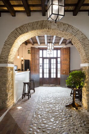 Breakfast, lunch, dinner served; local cuisine - TUGASA HOTEL CASA PALACIO MEDINA SIDONIA (Medina-Sidonia)