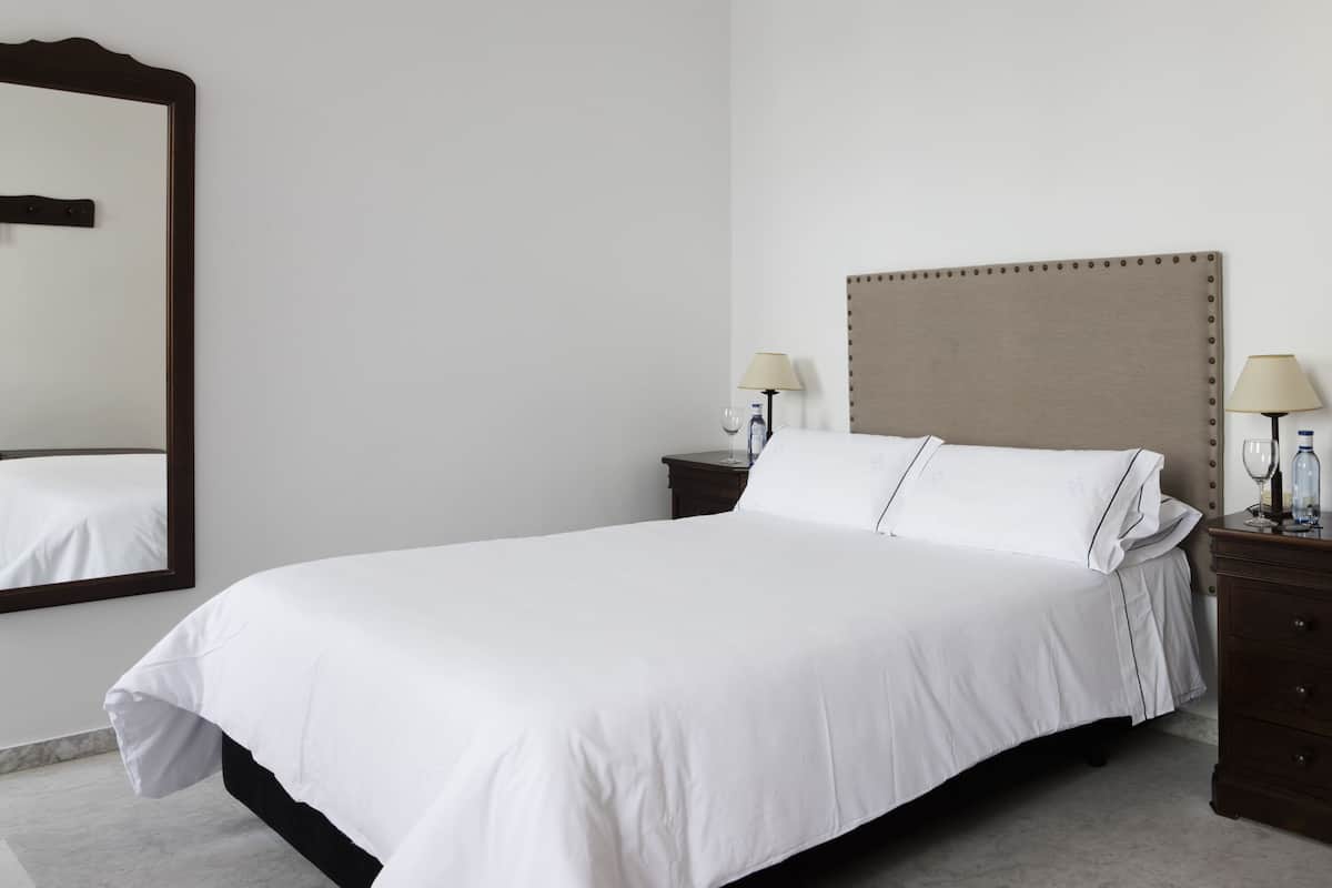 Minibar, bureau, accĂšs au Wi-Fi (inclus), literie fournie