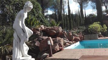 Außenpool, geöffnet von 10:00 Uhr bis 21:00 Uhr, Sonnenschirme