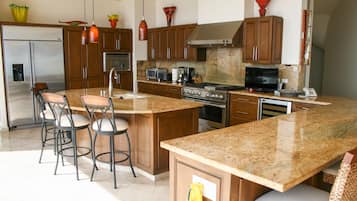 Microwave, oven, dishwasher, coffee/tea maker