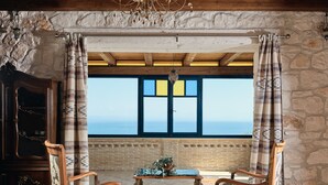 Superior Suite, 2 Bedrooms, Sea View | Seprai premium, brankas, dan setrika/meja setrika