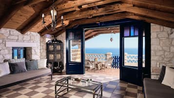 Deluxe Suite, 2 Bedrooms, Sea View | Opholdsområde | Fladskærms-tv