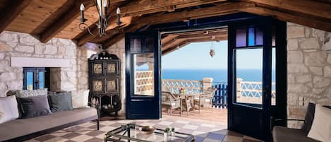 Deluxe Suite, 2 Bedrooms, Sea View | Area soggiorno | TV a schermo piatto