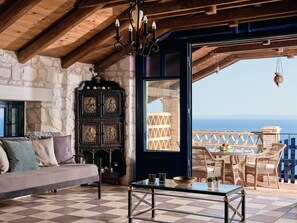 Deluxe Suite, 2 Bedrooms, Sea View | 거실 공간 | 평면 TV