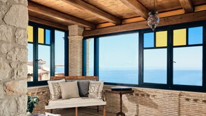 Superior Suite, 2 Bedrooms, Sea View | Area keluarga | TV layar datar