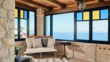 Superior Suite, 2 Bedrooms, Sea View | Coin séjour | Télévision à écran plat