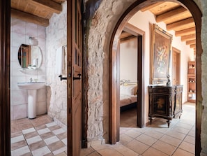 Superior Suite, 2 Bedrooms, Sea View | Badezimmer | Kostenlose Toilettenartikel, Haartrockner, Hausschuhe, Handtücher