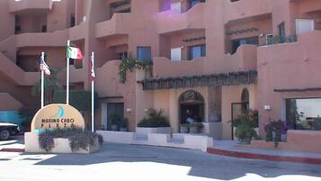 Vista frontal de la propiedad