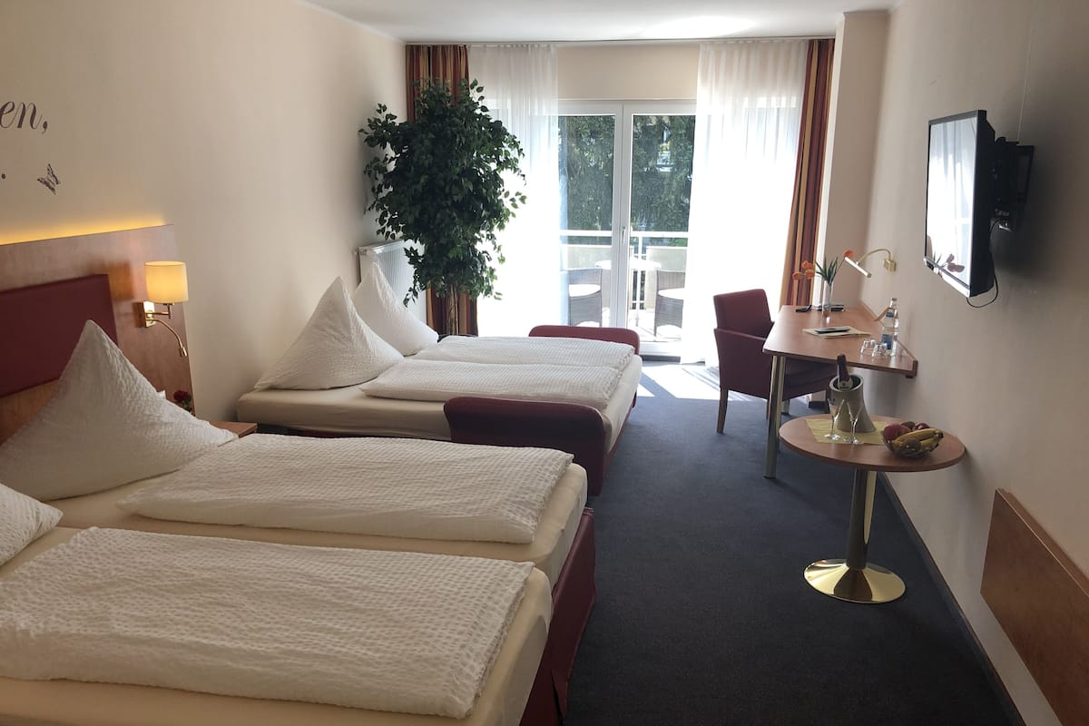 Quarto quádruplo conforto, sacada | Roupas de cama antialérgicas, individualmente decorados, escrivaninha